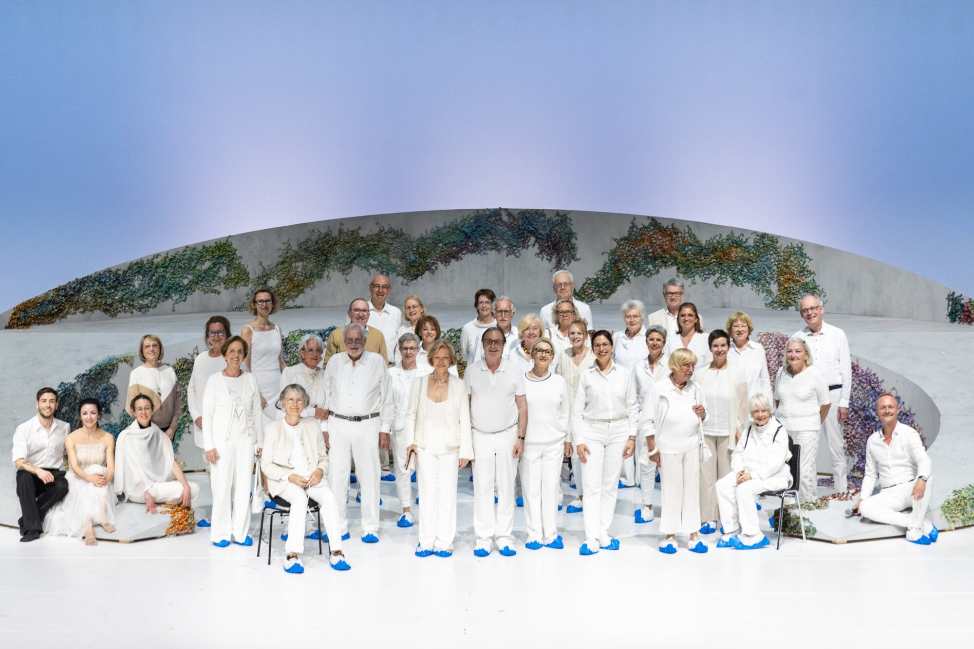 Die Theaterfreunde ganz in Weiß bei der Einweihung der weißen Gassenaushängung auf der Bühne des Großen Hauses