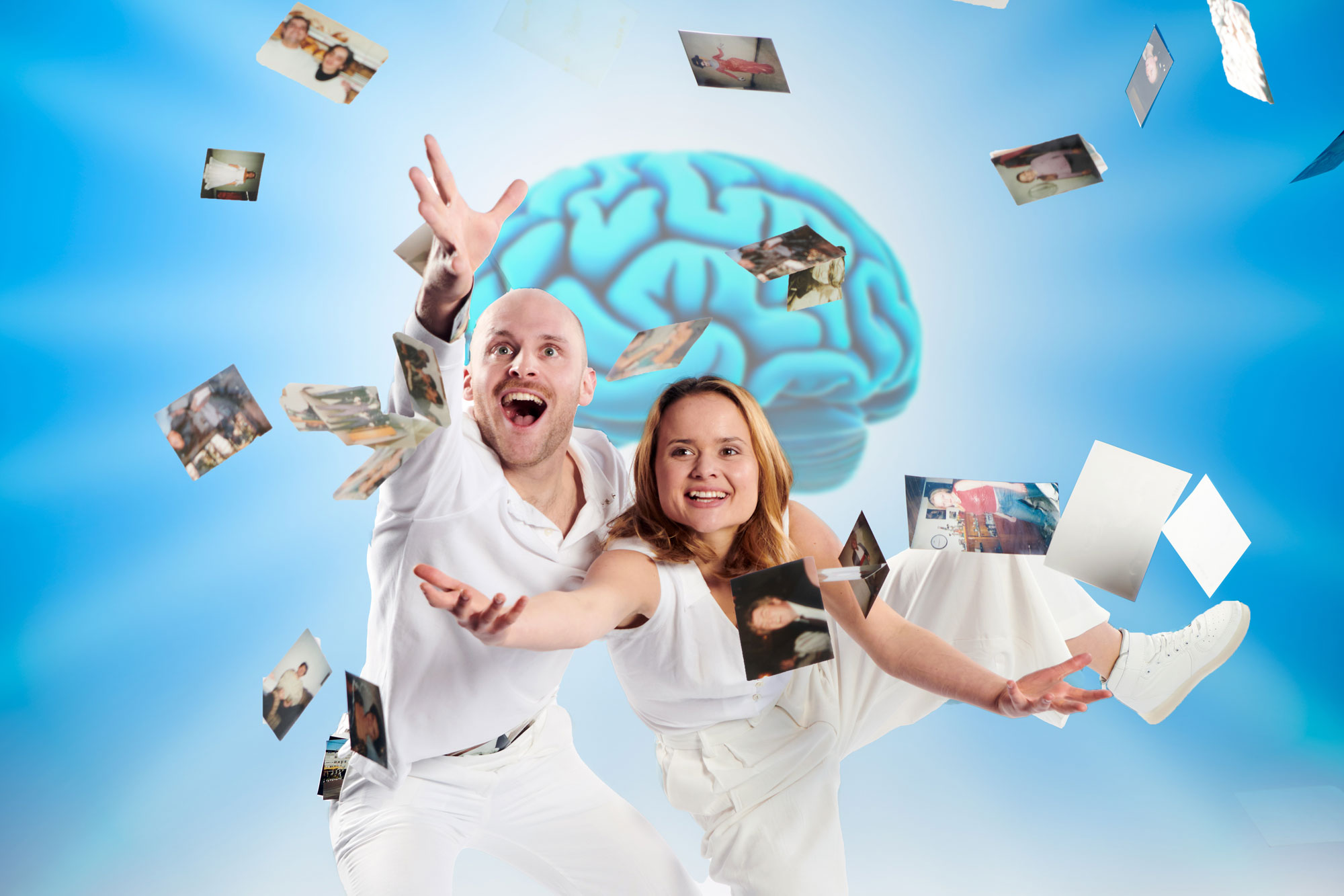 Ein Mann und eine Frau umgeben von um sie fliegenden Fotos, im Hintergrund eine Illustration eines Gehirns