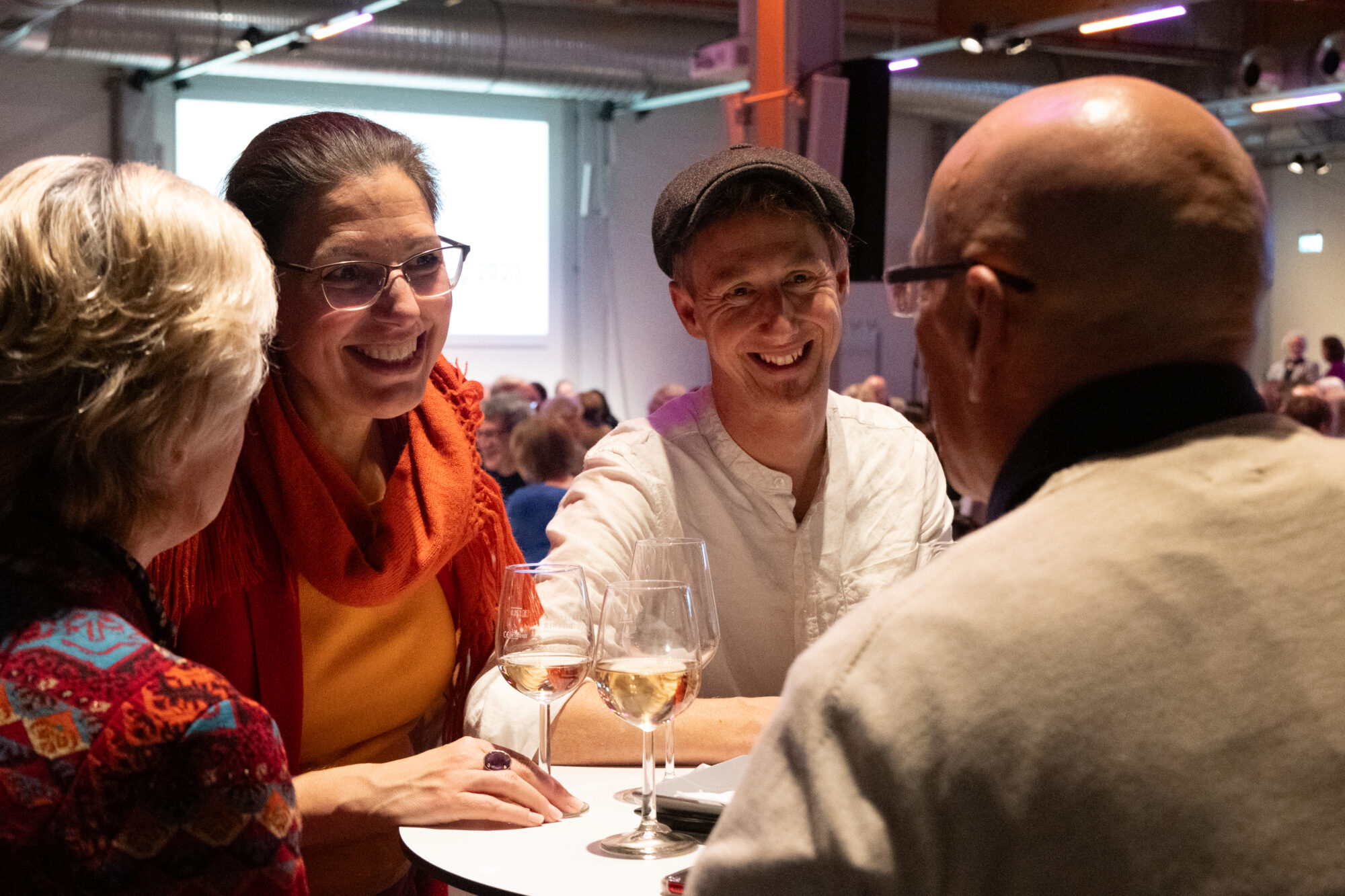 Theaterfreunde im Gespräch bei der Mitgliederversammlung. Foto: Danica Schlosser