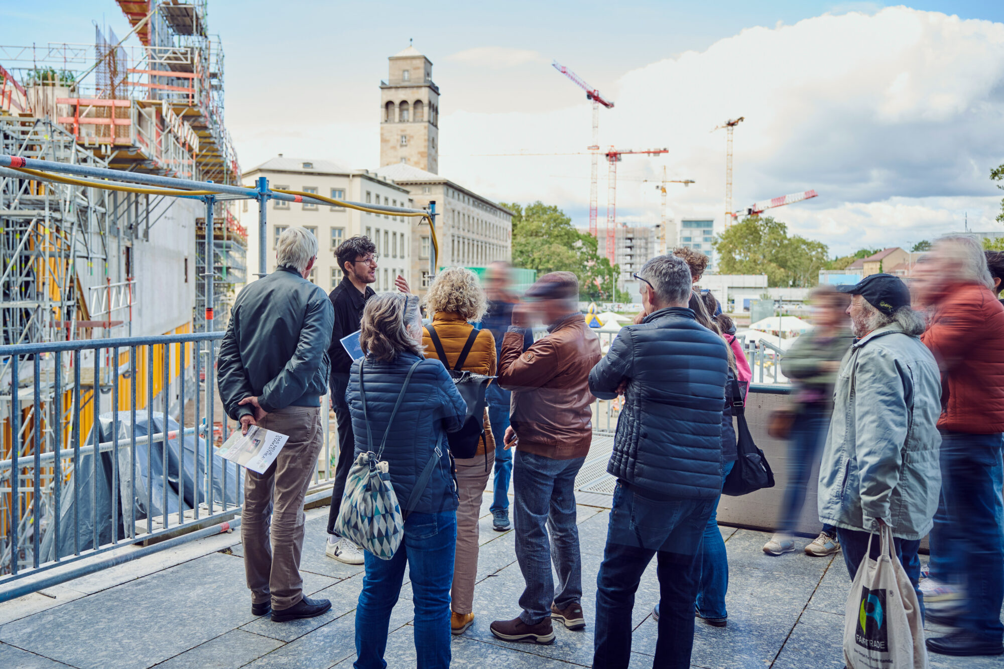 Personengruppe bei einer Sanierungsführung, Foto: Arno Kohlem