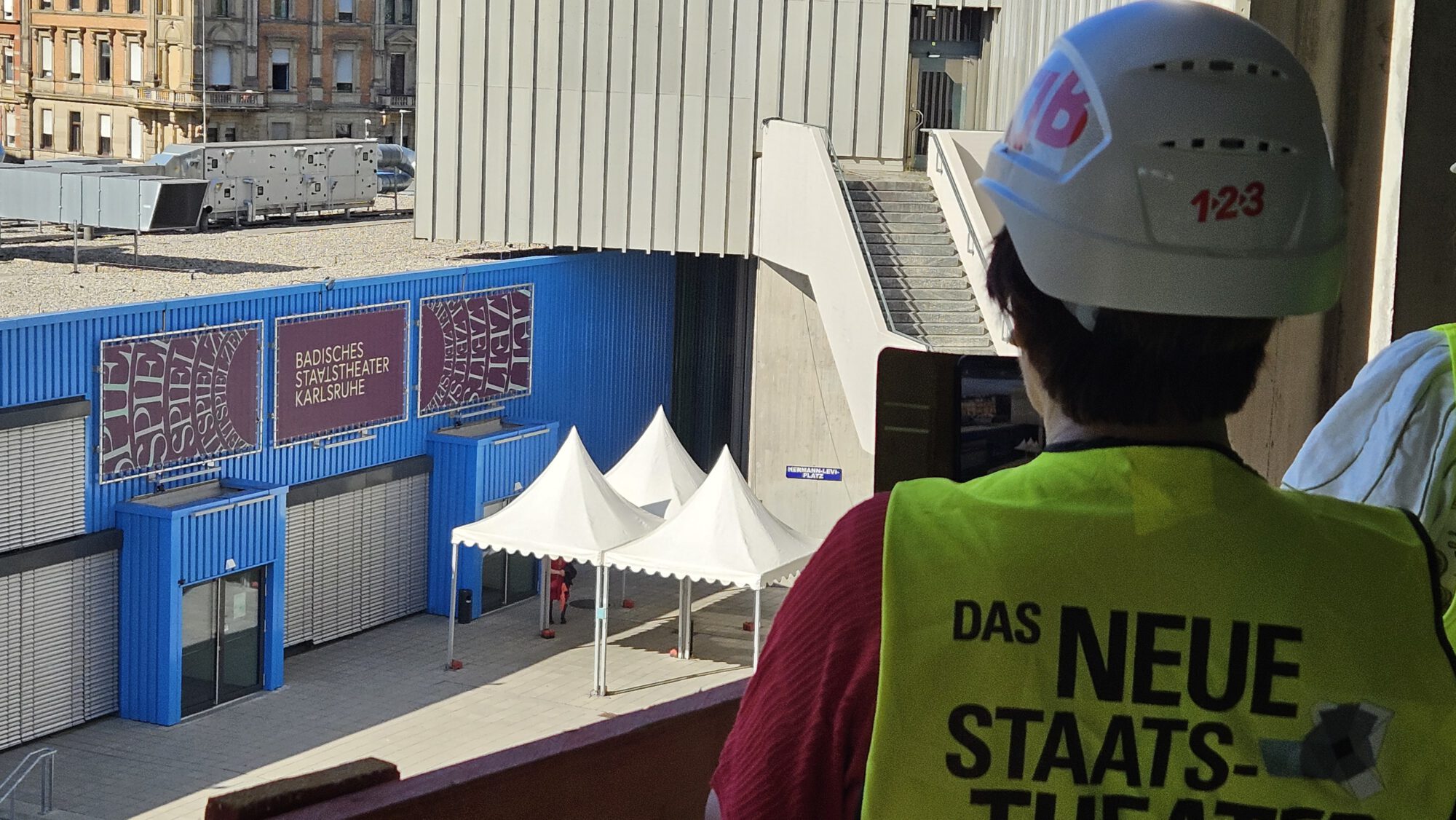 Blick von der Baustelle des Neuen Staatstheaters auf den Theatereingang
