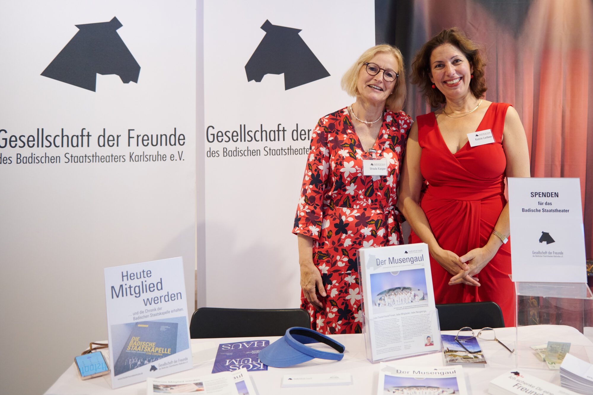 www.arnokohlem.com Schriftführerin Ursula Kasper und Vorsitzende Katrin Lorbeer am Werbestand beim Theaterfest